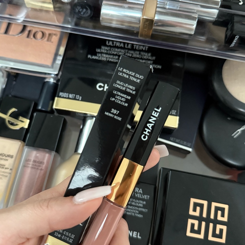 CHANEL Le Rouge Duo Ultra Tenue - Merry Rose #397
Lipstick and lipgloss Duo